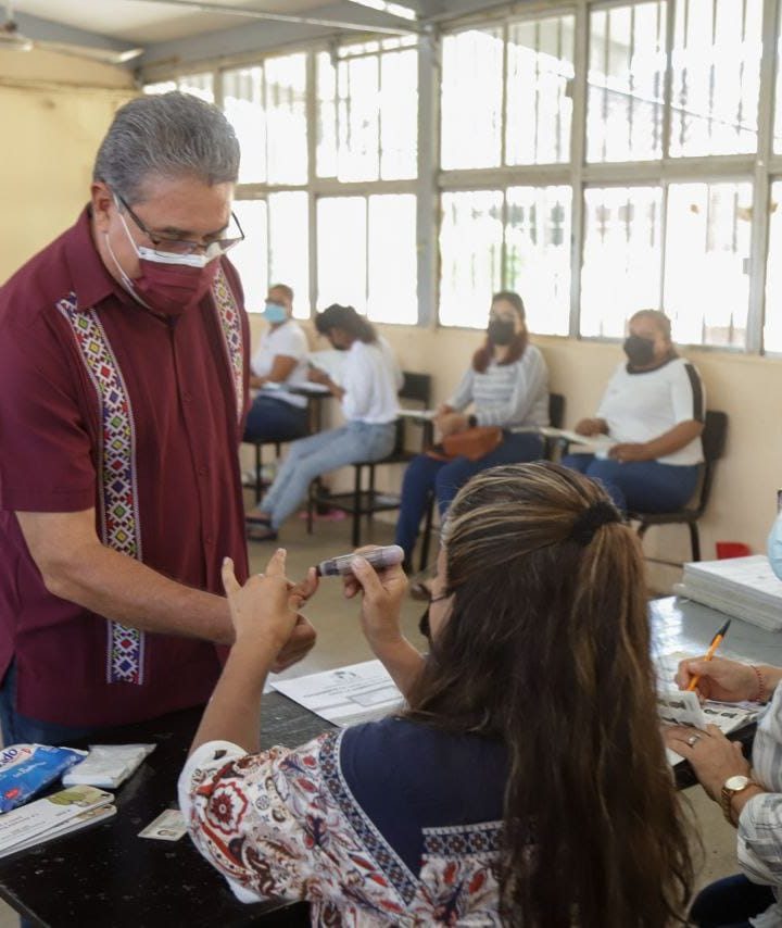Acude alcalde Armando Martínez Manríquez a emitir su voto