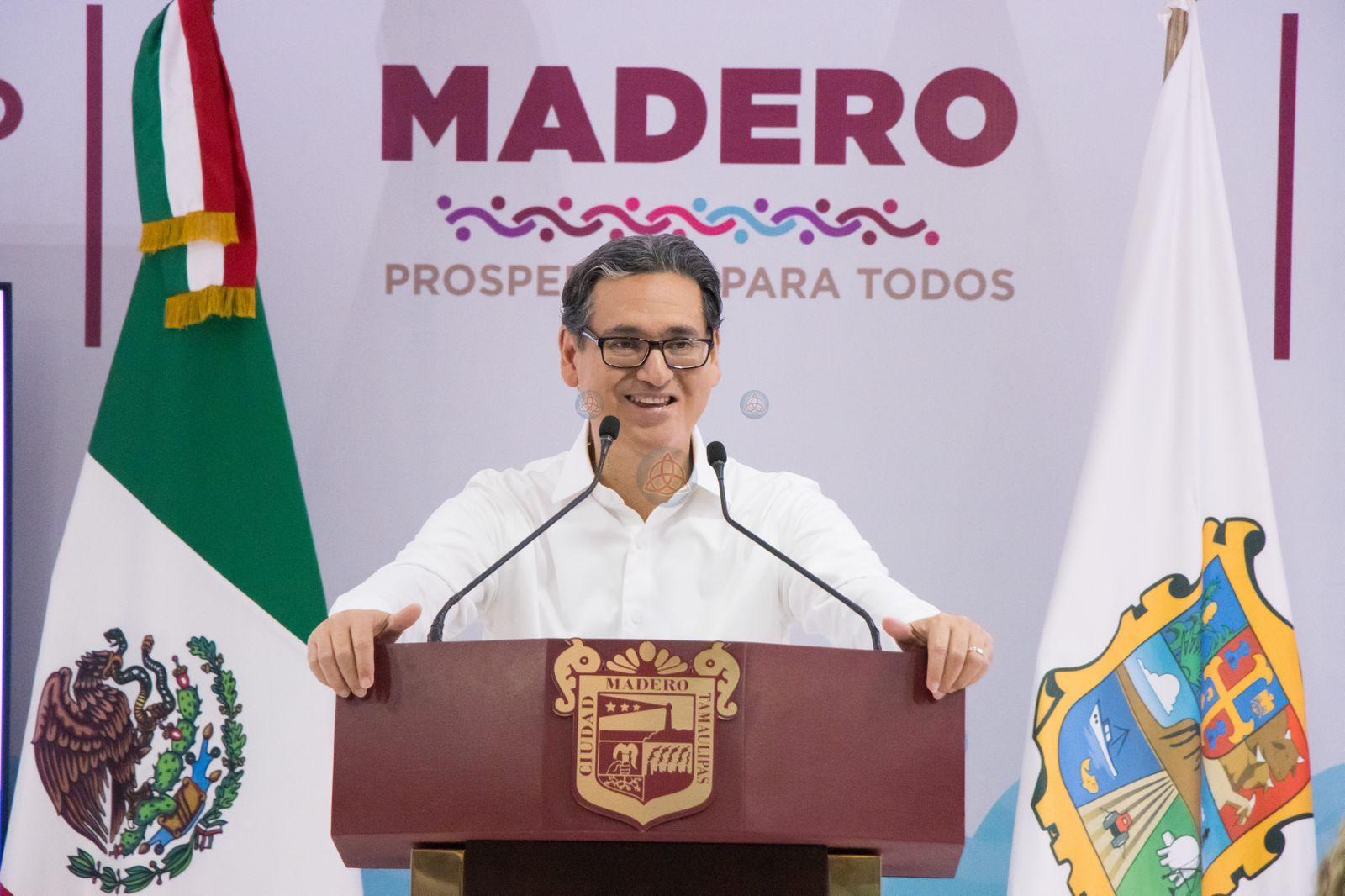 Erasmo González Robledo, alcalde de Madero desde su pedestal observa el funcionamiento de su gobierno.
