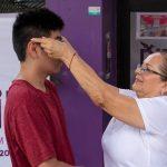 Beneficia Rossy Luque con lentes a menores vulnerables