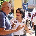Úrsula Salazar lleva el periódico Regeneración a familias de la zona norte de Tampico