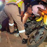 Queda atrapado en llanta de motocicleta