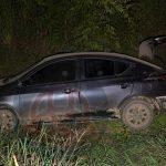 Un automóvil derrapó y quedó fuera de la carretera estatal El Limón-Xicoténcatl.