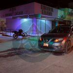 Motociclistas se llevan susto tras chocar contra una Tracker