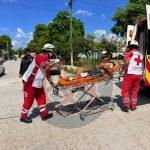 Derrapa motocicleta y dos jóvenes terminan en el hospital