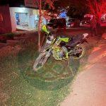 Embisten a mujer en moto y la dejan tirada en el pavimento