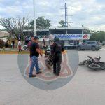 Automóvil manda a volar a joven con todo y motocicleta