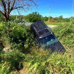 Sale del camino por culpa de un perro y acaba en un arroyó seco