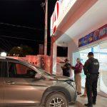 ¡Se mete hasta la farmacia! Suzuki destroza ventanal