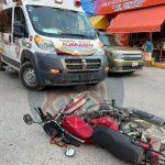 Ignora el alto y arrolla a motociclista frente al mercado