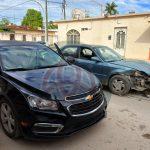 Acaban dos autos en el corralón tras percance vial por “volarase” el rojo del semáforo
