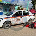 Maniobra de reversa manda al suelo a motociclista